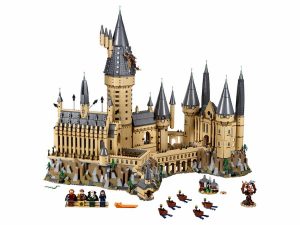 Save £70 on LEGO Harry Potter 71043 Hogwarts Castle at Zavvi