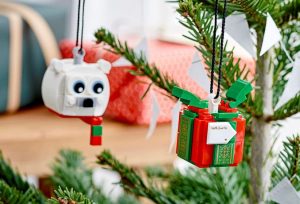 Mini Christmas Builds Appear on LEGO.com